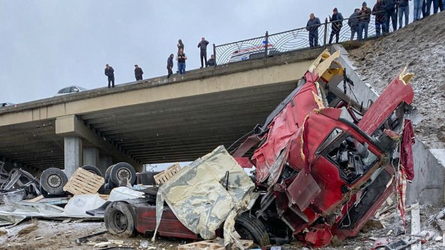 Bakıda yük maşını körpüdən aşdı - Ölənlər var  (FOTO)